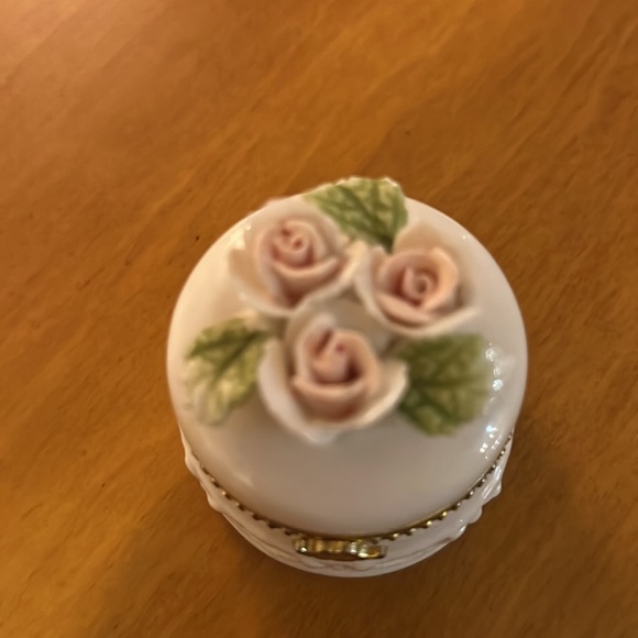 Porcelain rose pillbox - Picture 4 of 4